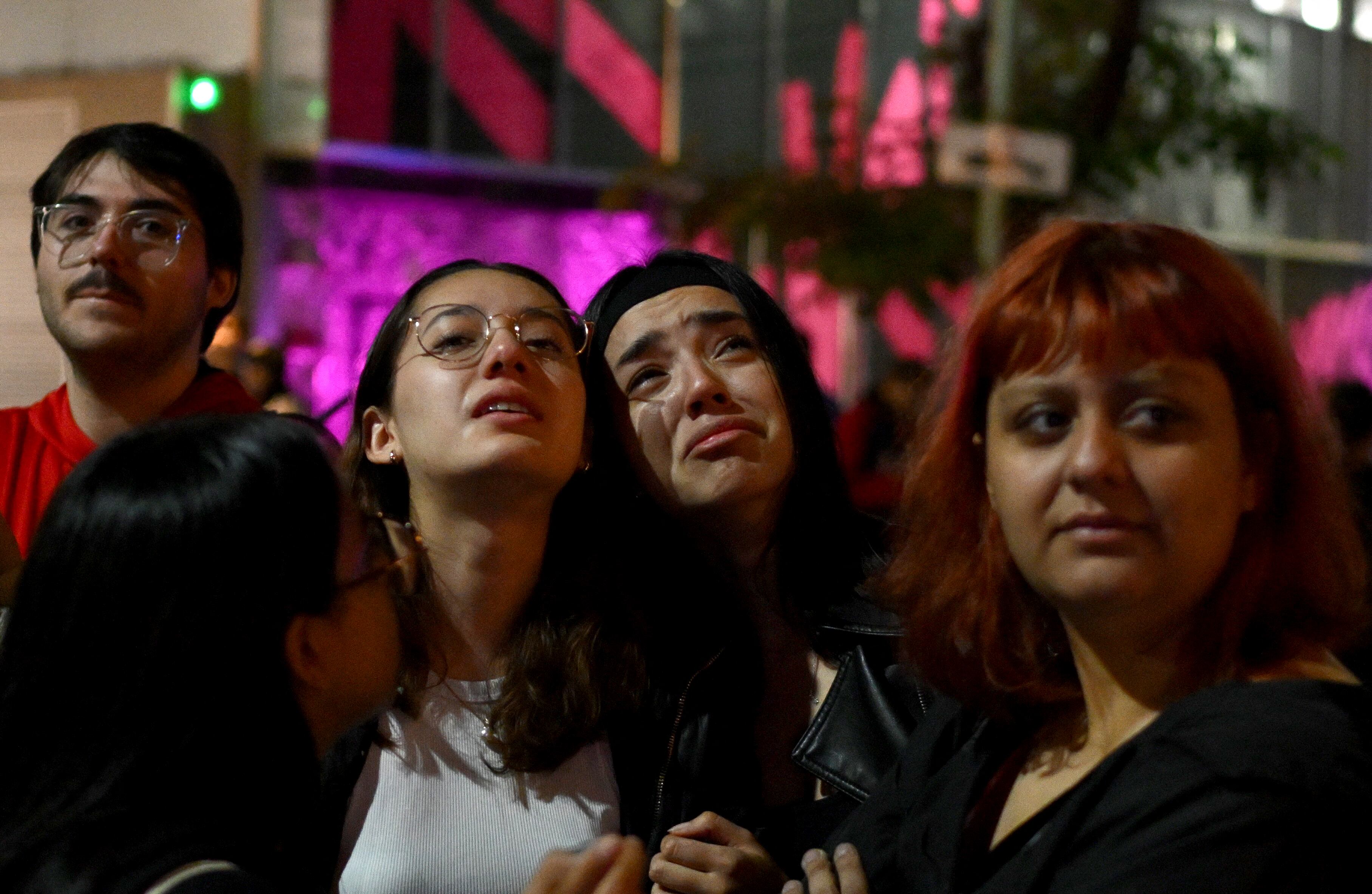 Fans of British singer Liam Payne cry next to the hotel where he died in Buenos Aires on October 16, 2024. British singer Liam Payne, former member of the group One Direction, died Wednesday aged 31 after falling from the third floor of a hotel in Argentina, police in Buenos Aires said. (Photo by Luis ROBAYO / AFP) (Photo by LUIS ROBAYO/AFP via Getty Images)
