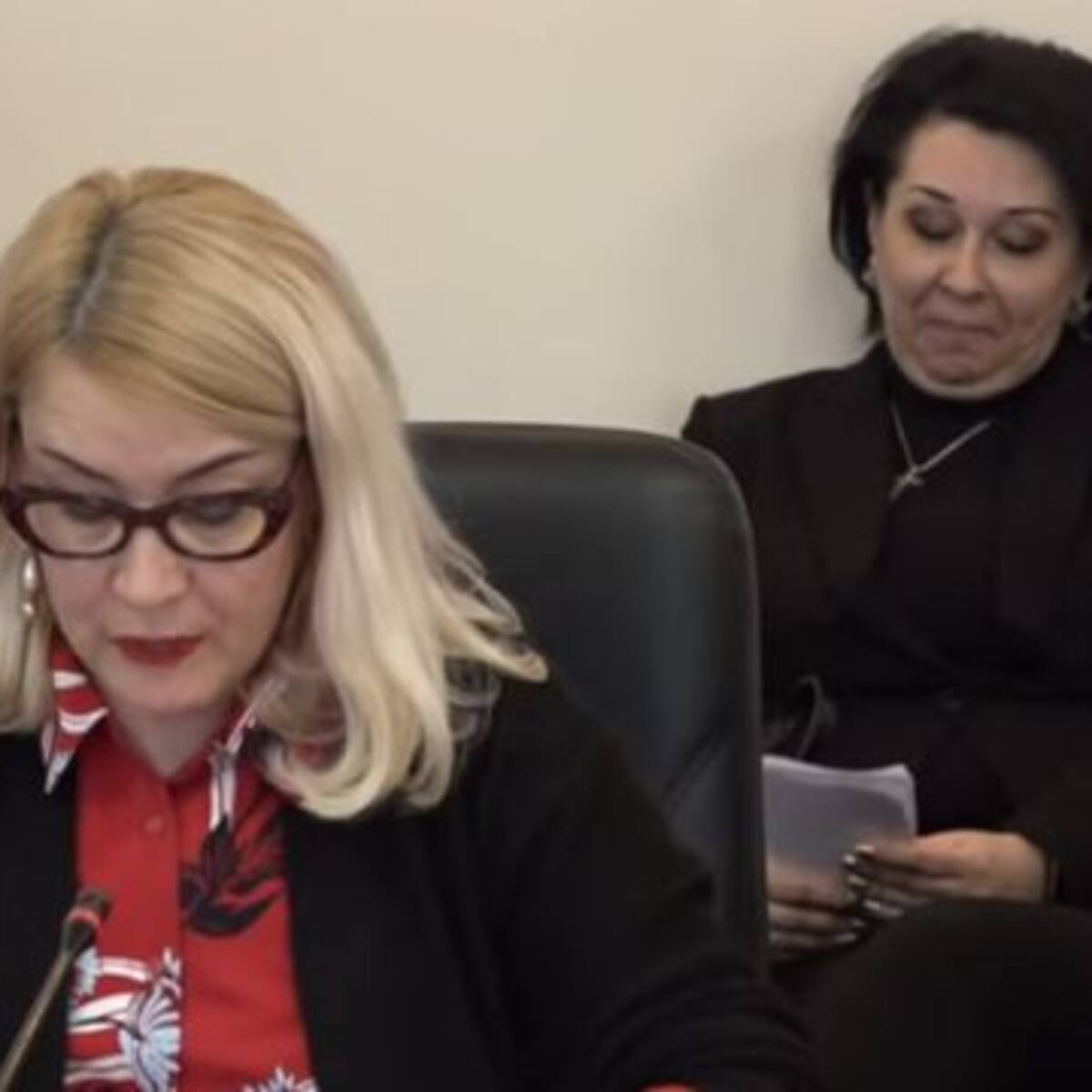 Funcionario ucraniano reproduce accidentalmente video porno en su celular durante una reunión