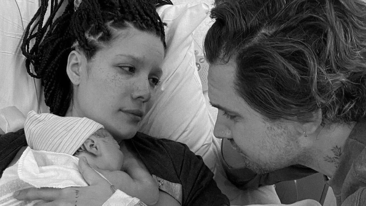 Halsey confirma nacimiento de su bebé con esta hermosa foto y recibe felicitaciones de todo el mundo