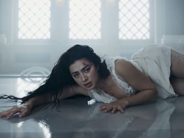 Charli XCX intenta resistirse al amor en "Chains of Love, su nuevo videoclip
