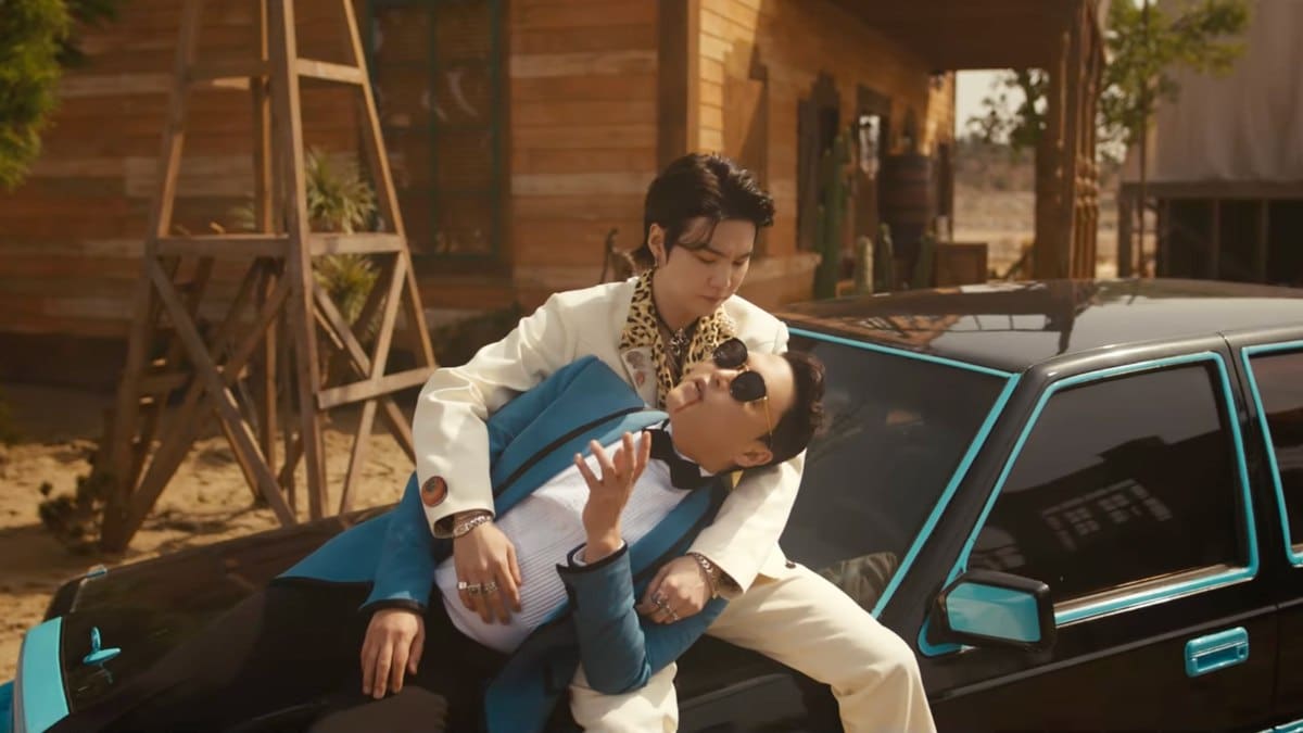 PSY estrenó su nuevo disco «PSY 9th» y una canción junto a Suga de BTS, «That That»