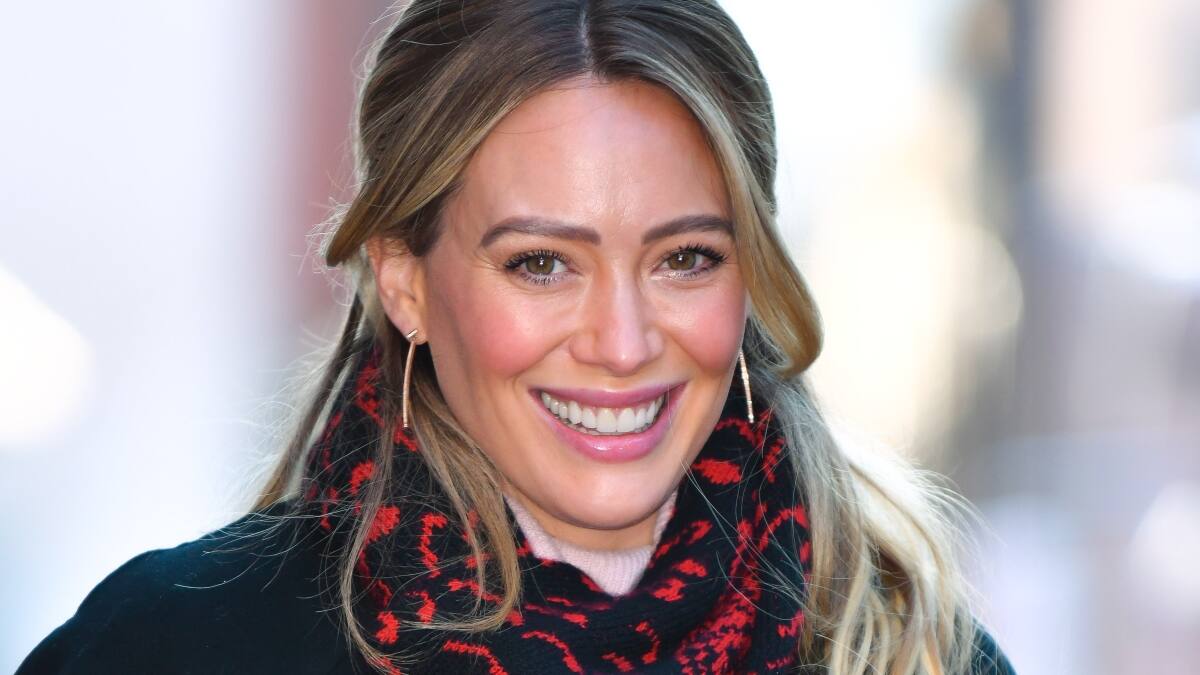 Hilary Duff da positivo a variante delta luego de iniciar las grabaciones del spin-off de «How I Met Your Mother»