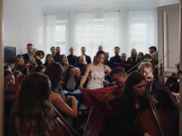 Espiritualidad y erotismo en una experiencia envolvente: Así suena el nuevo sencillo de Rosalía "Berghain"