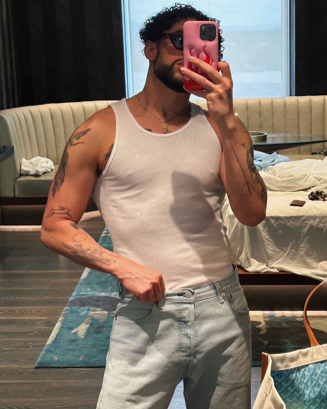 Instagram @badbunnypr</a>