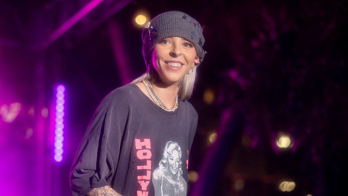 Fan de Young Miko confunde letra de su canción y se vuelve viral