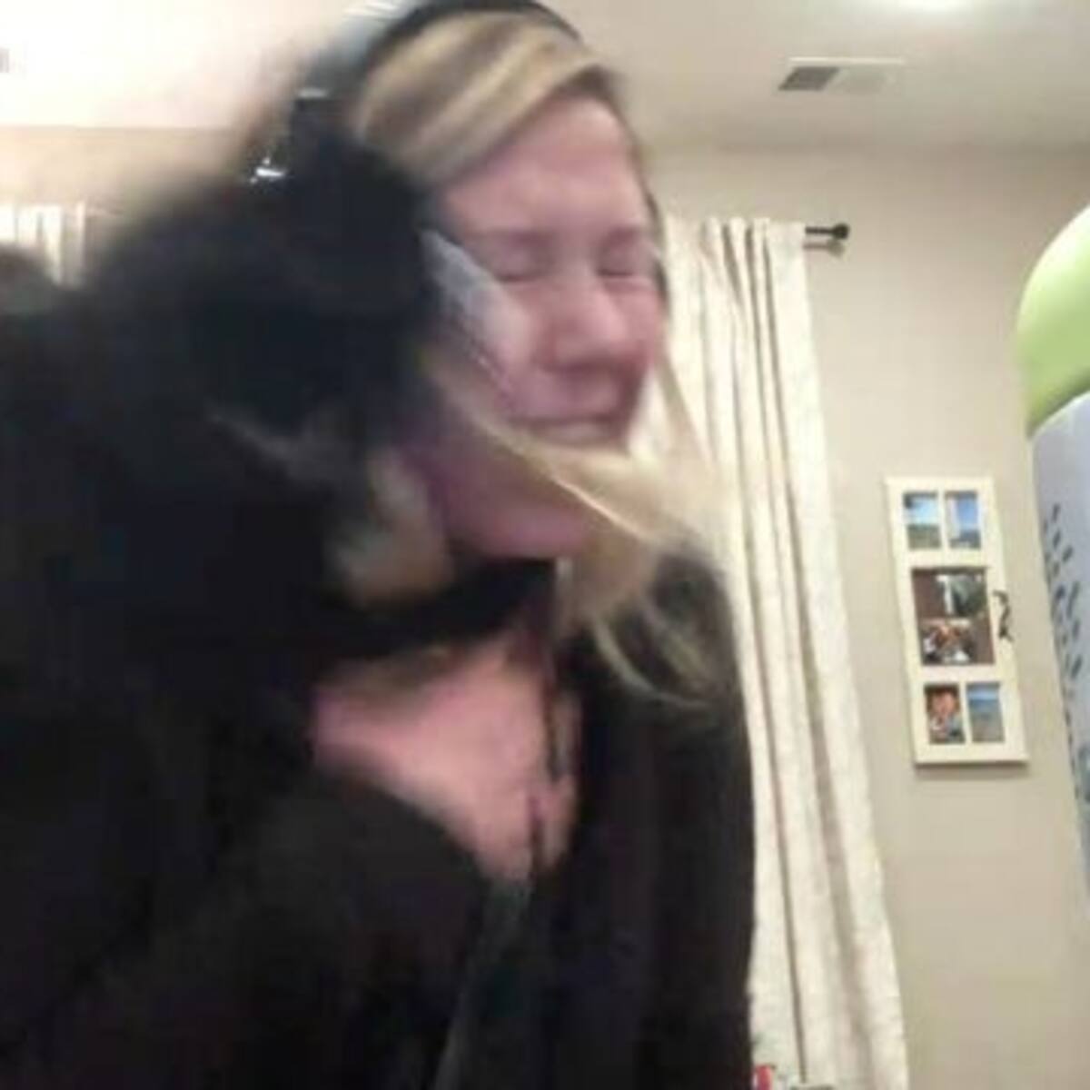 Gatita le tapa la boca a su dueña cada vez que intenta cantar