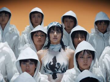 Lisa de BLACKPINK irrumpe con fuerza en la escena de la mano de "ROCKSTAR"