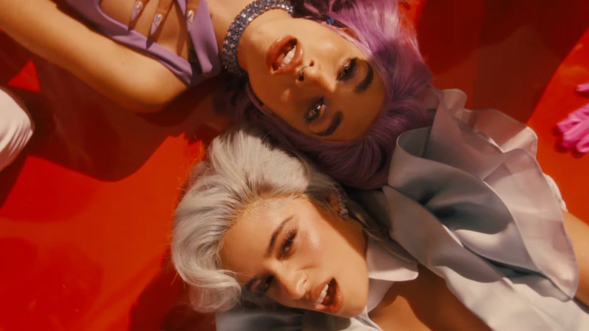 Camila Cabello estrenó el video musical de «Hasta Los Dientes» junto a María Becerra