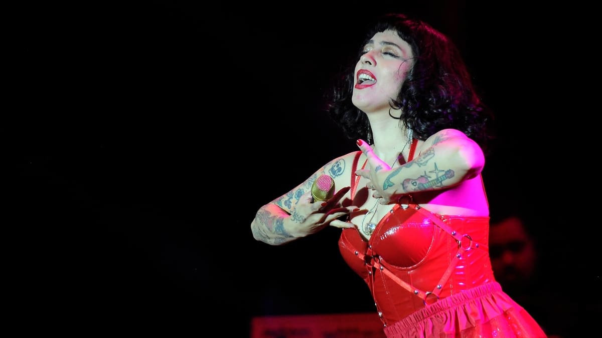 Mon Laferte confirma su embarazo: «Tengo apenas 10 semanas y miedo a perderlo»
