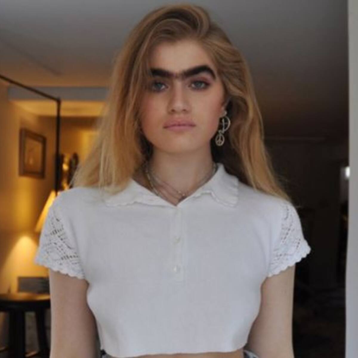 Trollean a esta bella modelo por su “uniceja”