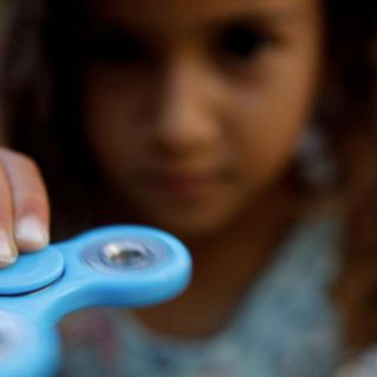 Niña casi pierde la vida al jugar con un «Spinner», el juguete de moda