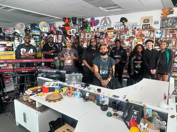 Eladio Carrión demuestra su talento en Tiny Desk Concert