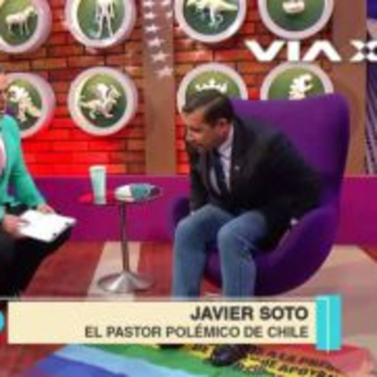 Pastor Soto pisó bandera gay en programa de televisión