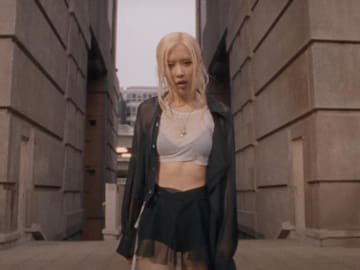Rosé sorprende con performance video de “number one girl”