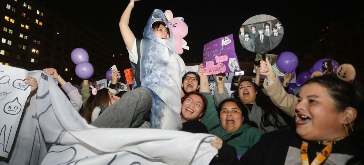 03 DE JULIO 2026 / SANTIAGO
Cientos de seguidoras de la Boyband Surcoreana BTS se manifiestan frente al Palacio de la Moneda debido a la negativa del ministerio de deportes de autorizar el uso del Estadio Nacional para la presentacion del popular conjunto de K-Pop.
FOTO: LUKAS SOLIS / AGENCIAUNO