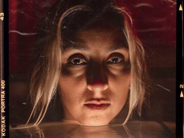 #PonleOreja: Fran Mazu cierra el año con "Glow Down", un EP sobre salud mental y pensamientos intrusivos