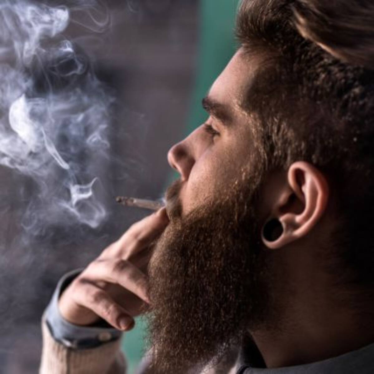 Estudio revela que fumar marihuana envejece en 3 años al cerebro