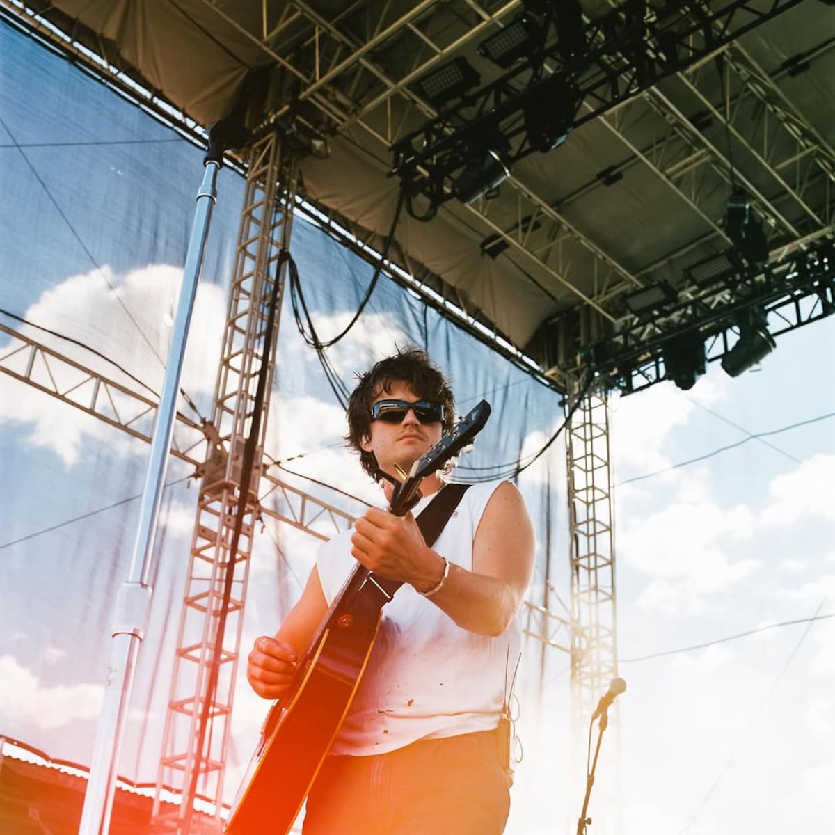 #Vitrina40 de Lollapalooza Chile 2026: Conoce más de DJO, el proyecto musical de Joe Keery