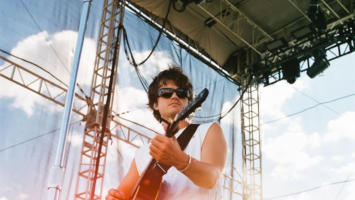 #Vitrina40 de Lollapalooza Chile 2026: Conoce más de DJO, el proyecto musical de Joe Keery