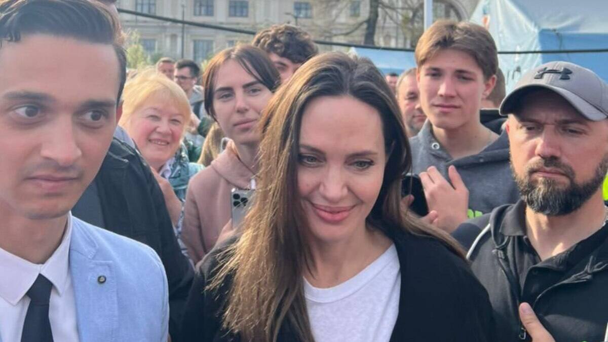 Angelina Jolie viajó a Ucrania para visitar a refugiados y tuvo que ser evacuada por alerta de bombardeo
