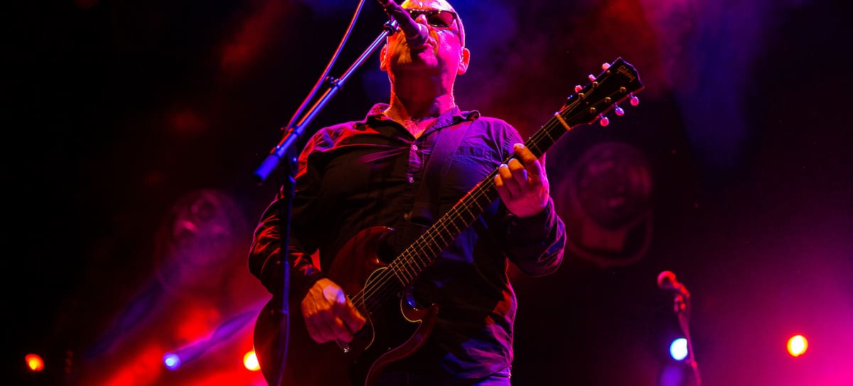 Pixies actuando en el Cardiff International Arena de 2023.