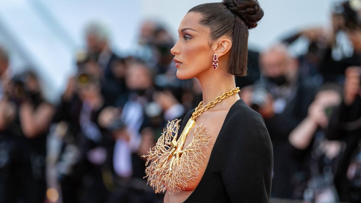 ¡Qué elegancia la de Francia! Bella Hadid encantó en Cannes con su sorprendente vestido y collar