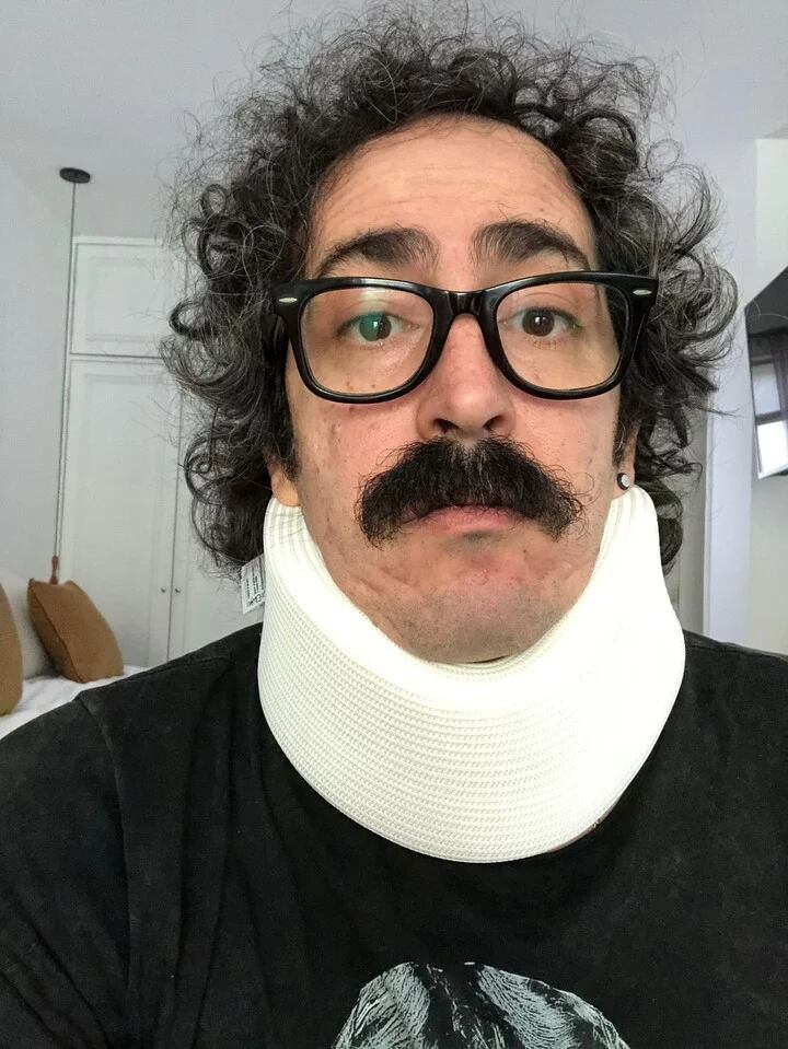 Martin Bello con un cuello ortopédico