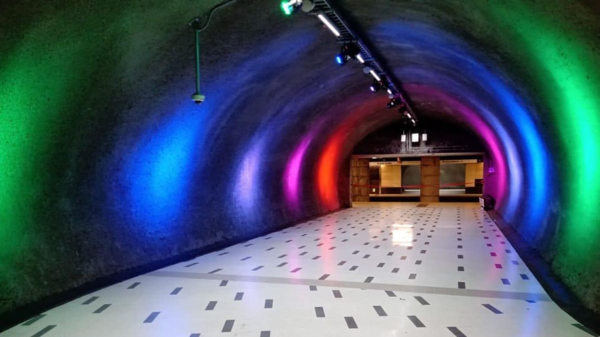 Metro de Santiago iluminó estación conmemorando el Mes del Orgullo