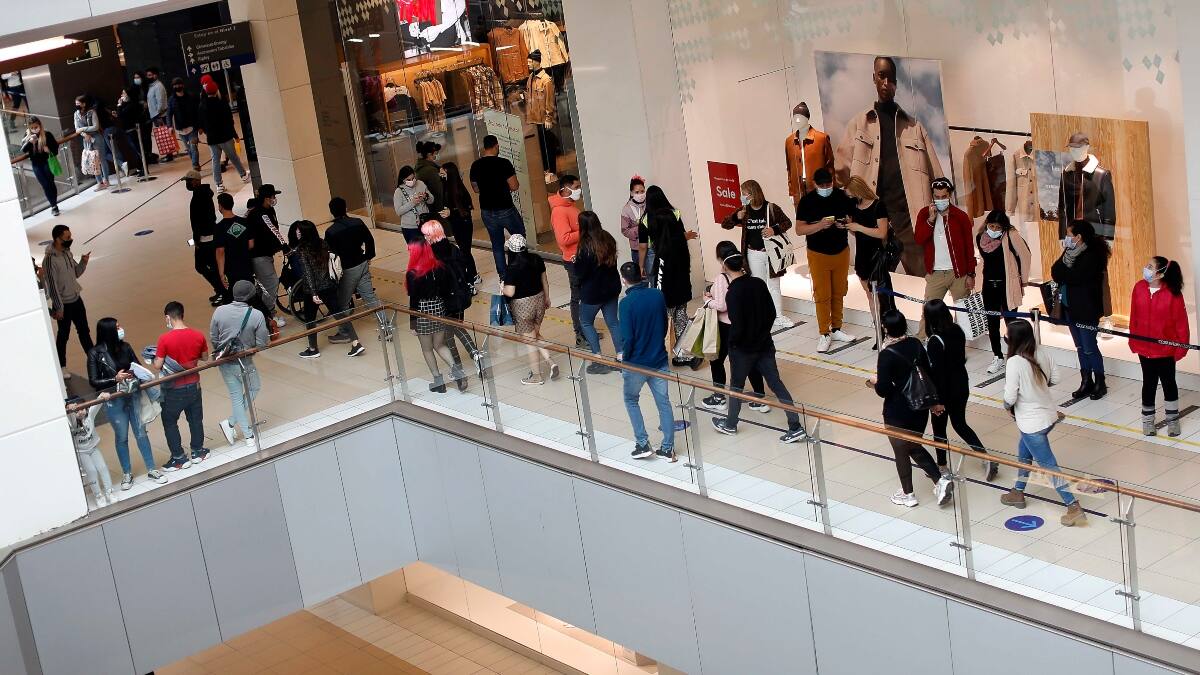 Adulto mayor muere tras lanzarse dentro del Costanera Center: Mall sigue funcionando