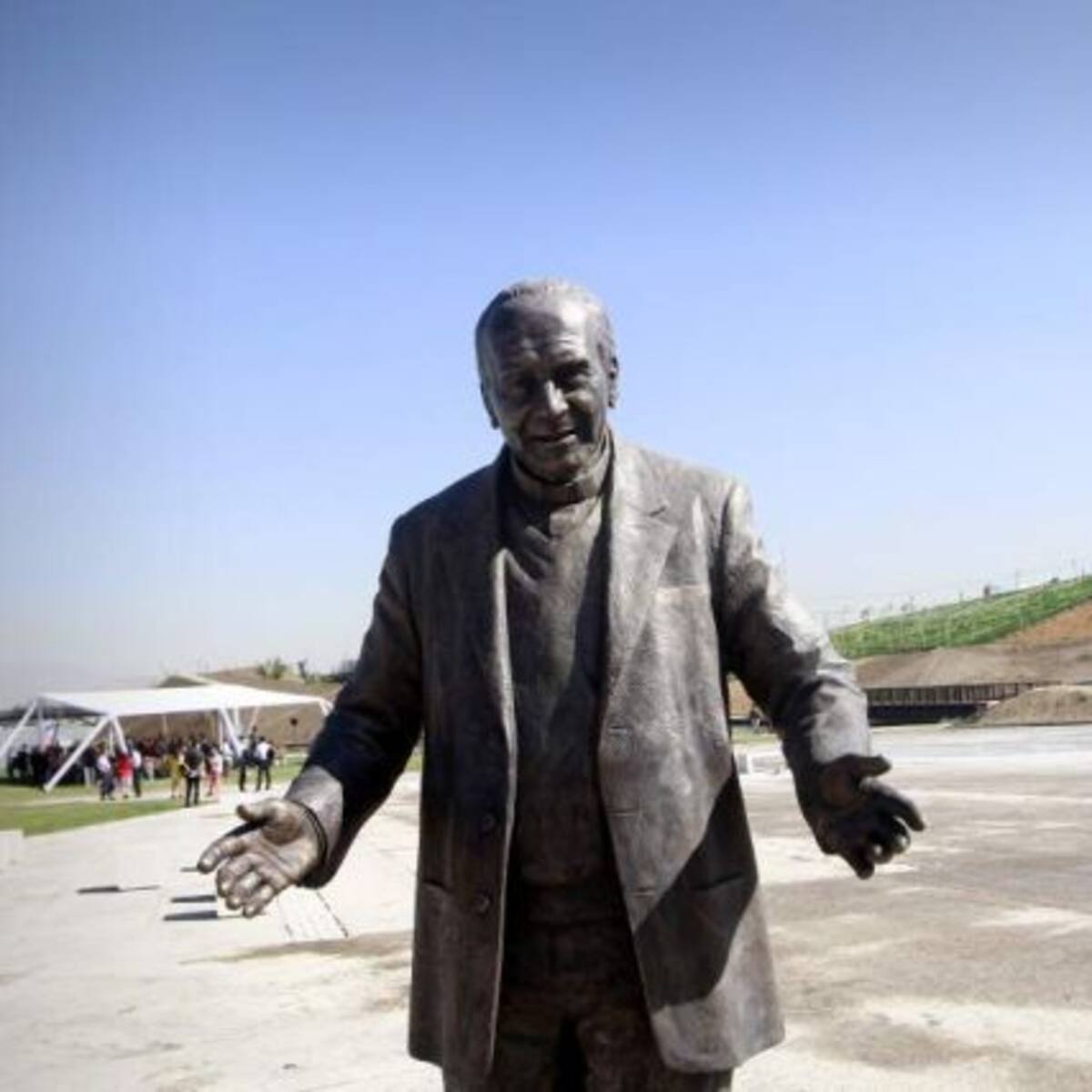 Cambio de nombre del Parque Fluvial: Retiran estatua y placa dedicada al sacerdote Renato Poblete