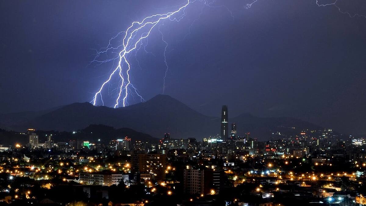 ¿Tormenta eléctrica? Meteorología emite alerta desde Atacama a Santiago