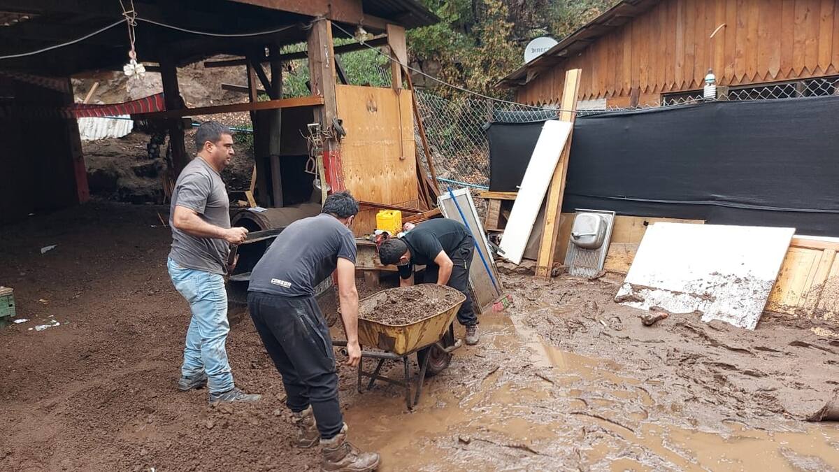 Alud en San José de Maipo deja a más de un centenar de casas afectadas