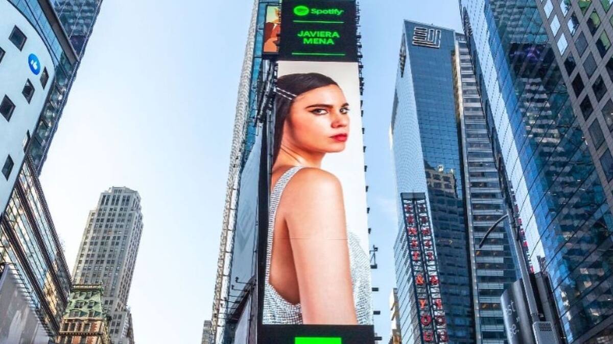 ¡Ídola! Javiera Mena es destacada en el mismísimo Times Square