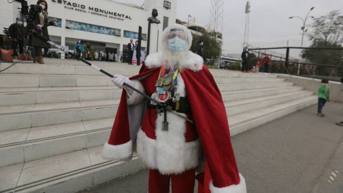 ¡Con disfraz incluido! Viejito Pascuero se adelantó a la Navidad y fue a votar con su traje