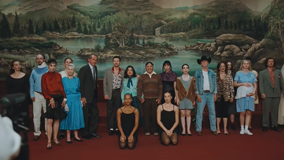 Harry Styles se convierte en alumno de baile y sorprende con el emotivo videoclip de "Coming Up Roses"