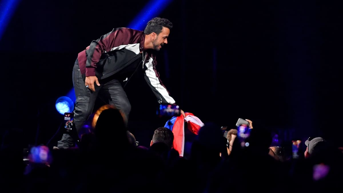 Con un «Cachai» incluido: Así fue la llegada de Luis Fonsi a Chile