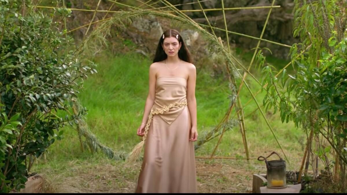 Lorde estrena el videoclip de «Fallen Fruit» y entrega duro mensaje sobre le planeta