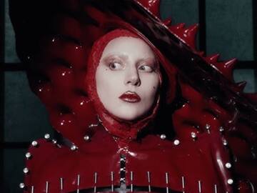 Lady Gaga explica el significado de la dama de rojo en su nuevo videoclip "Abracadabra"
