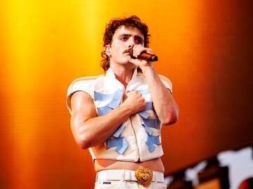 Con un Brian May de cartón, Benson Boone trollea al público de Coachella 2025