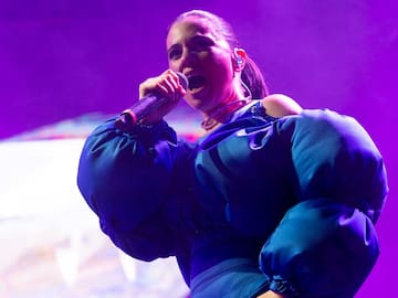 Javiera Mena canta "Yo No Te Pido La Luna" junto a Francisca Valenzuela en su concierto en el Teatro Caupolicán
