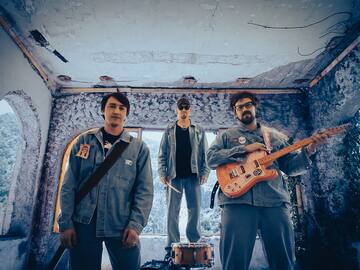 Plumas se queja del positivismo tóxico con “Putxs Influencers”, su nuevo single