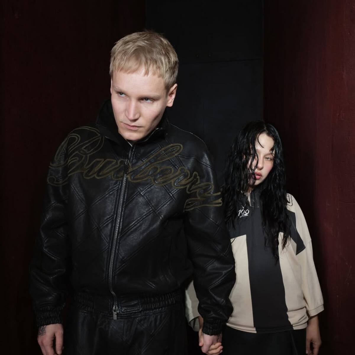 #Vitrina40 en Lollapalooza Chile 2026: Conoce a Brutalismus 3000, el dúo berlinés que pasó de una app de citas a hacer música