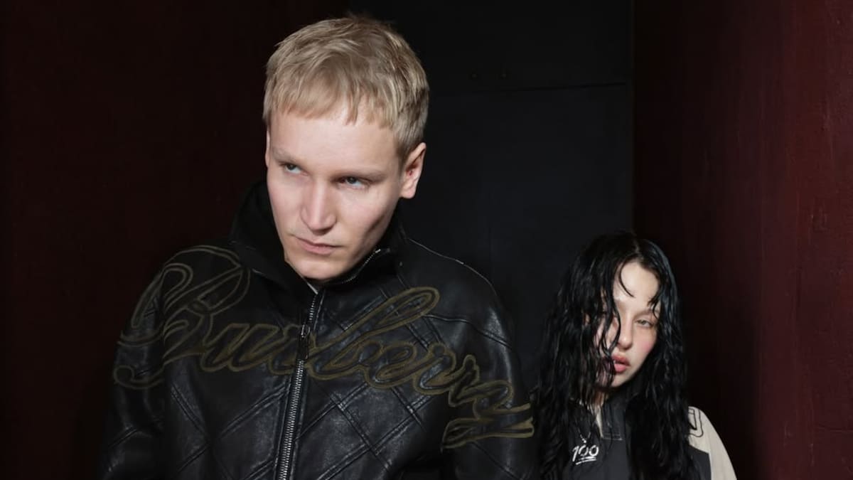 #Vitrina40 en Lollapalooza Chile 2026: Conoce a Brutalismus 3000, el dúo berlinés que pasó de una app de citas a hacer música