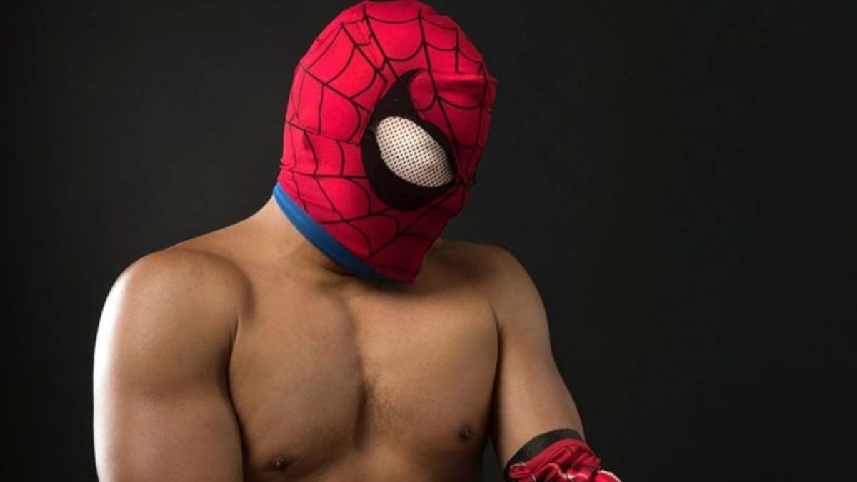 Sensual Spiderman creó su propio «Onlyfans» para recaudar fondos en cruzada solidaria