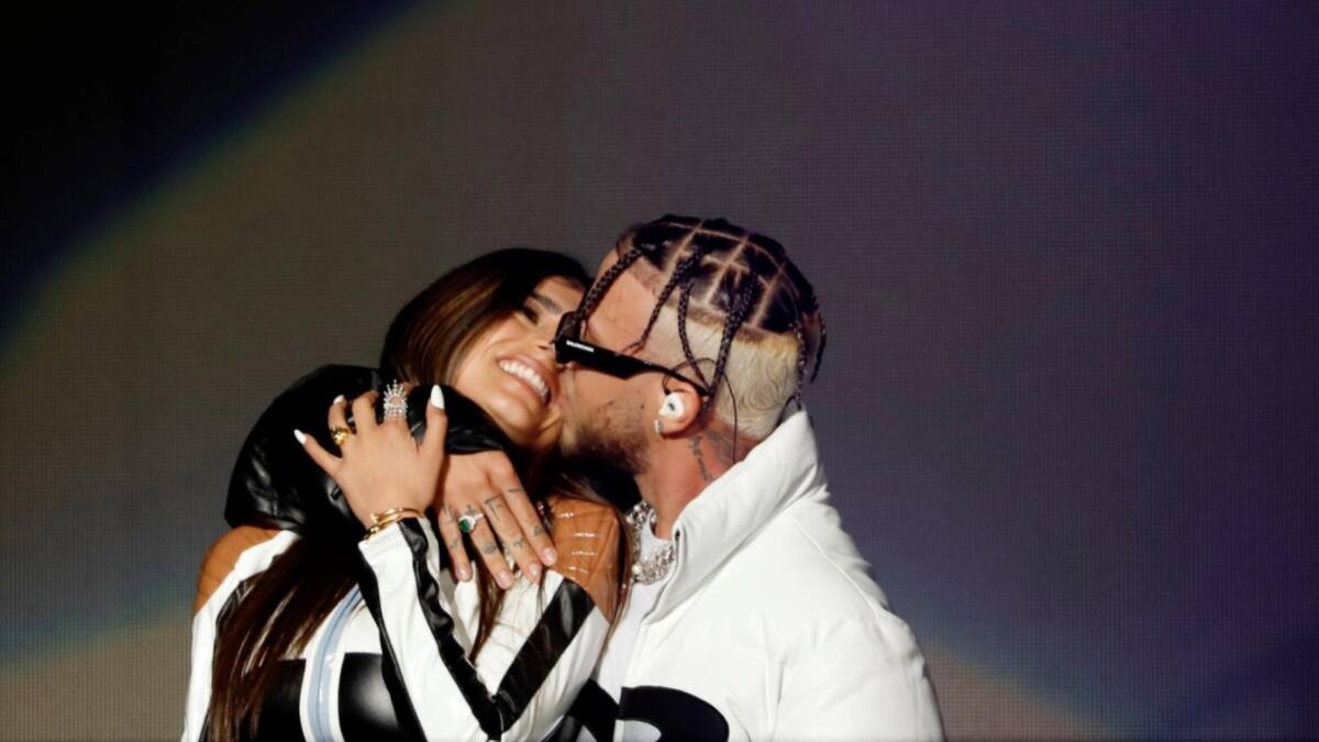 ¿Se confirma el romance? Jhay Cortez besa a Mia Khalifa durante un concierto