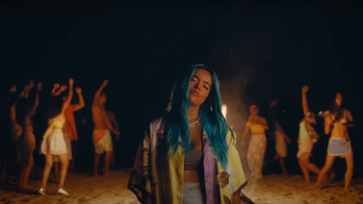 ¡No sólo compone perreo! Karol G lanza videoclip de «200 Copas», un emotivo bolero que ya es tendencia
