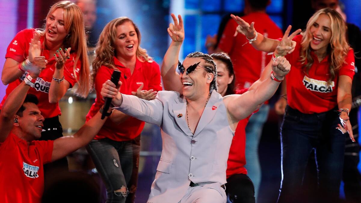 ¡Brígidoooo! Leo Rey sorprendió con su look en la Teletón