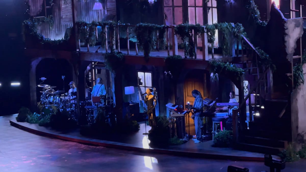 La canción más romántica de “petal” tuvo su debut en vivo: Ariana Grande la estrenó en el cierre de su gira