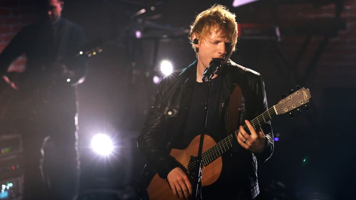 Un loquillo: Ed Sheeran contó que su mánager debe controlarlo por culpa de sus «ridículas» ideas