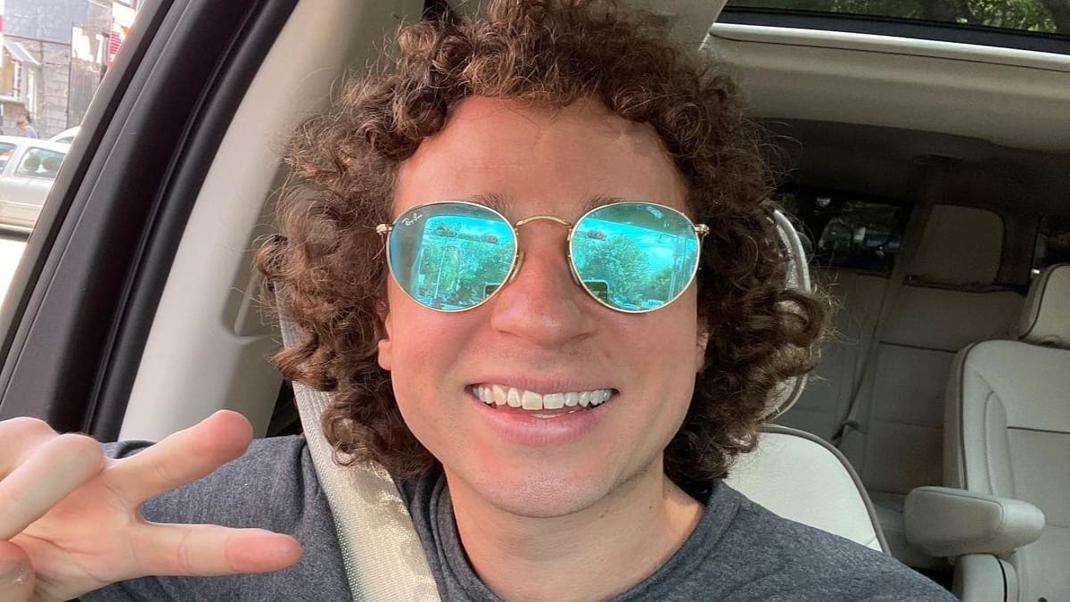 Luisito Comunica en medio de la polémica: Lo multaron por usar el celular en el Aeropuerto de México